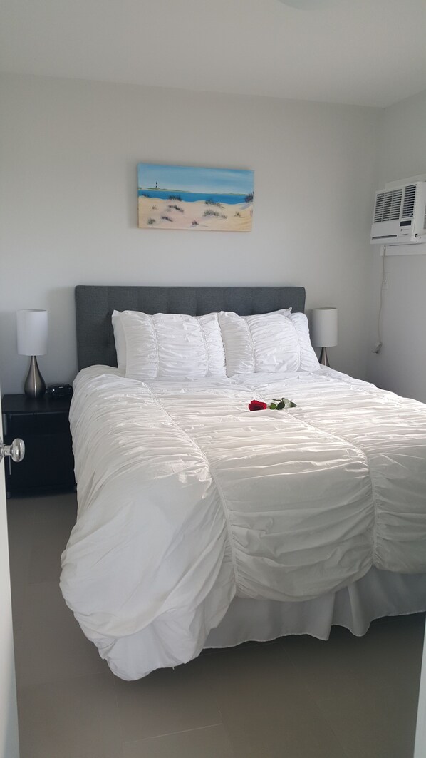 ألحفة محشوة بالريش وخزنة داخل الغرفة ومكواة/لوح كي