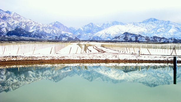 A calm lake reflecting snow-covered mountains. - Casa de Uco Vineyards & Wine Hotel (Tunuyan)