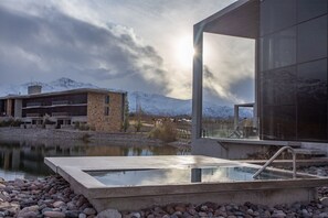 Villa, 2 slaapkamers | Woonruimte | Een 42-inch ledtelevisie met satellietzenders, televisie en boeken