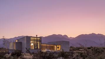 Vista frontal de la propiedad