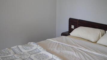 Cortinas blackout, tabla de planchar con plancha y wifi