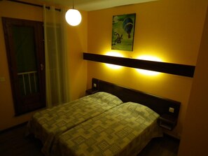 Blackout drapes, iron/ironing board, WiFi - Friendly Auberge - Hostel (Colomiers)