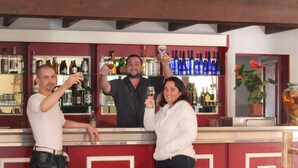 A bar area with shelves of bottles and glasses. - Friendly Auberge - Hostel (Colomiers)
