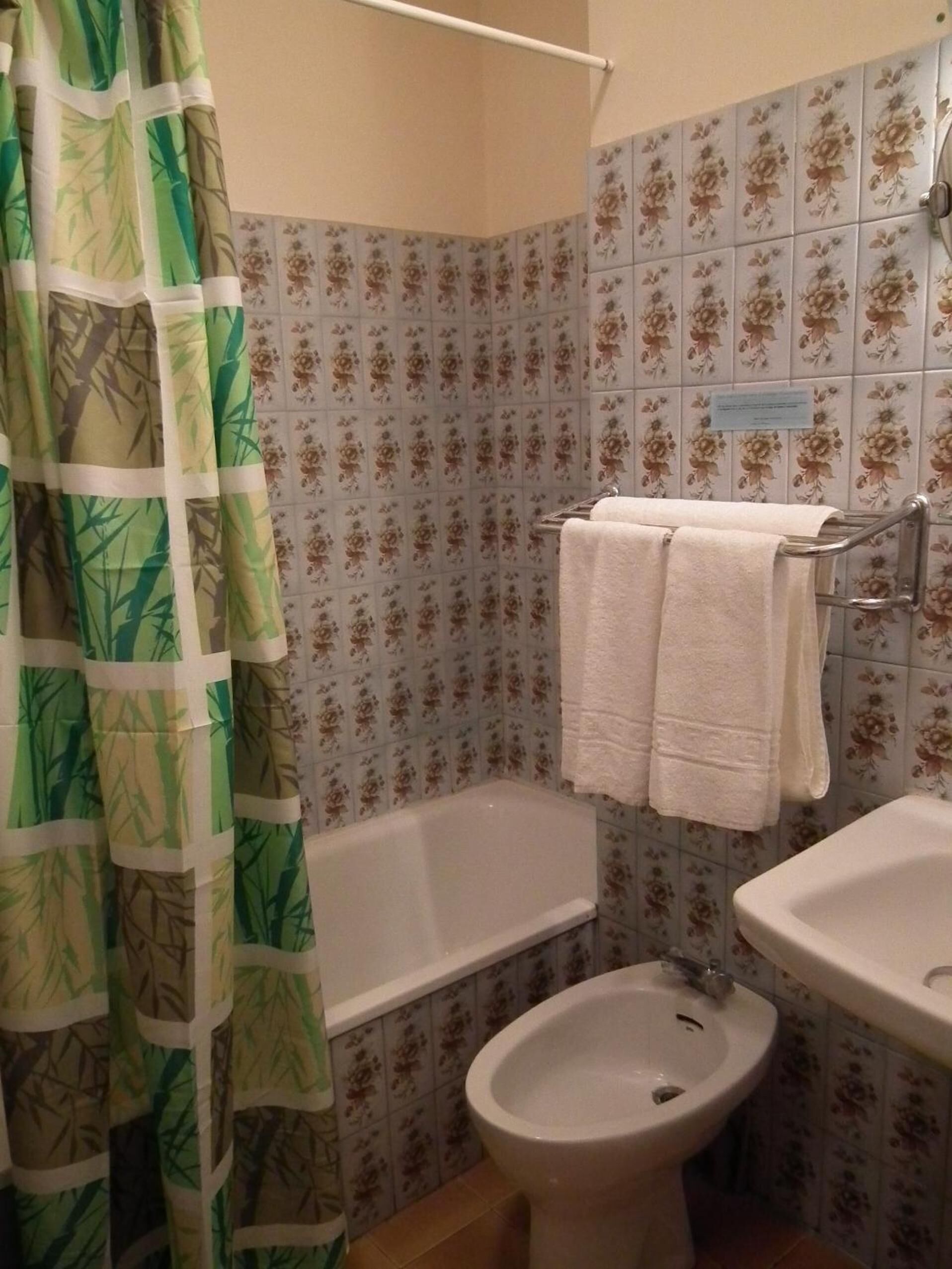 A bathroom with a bathtub, a bidet, and a sink.