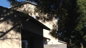 A building with a sign that reads "Caulberg". - Friendly Auberge - Hostel (Colomiers)