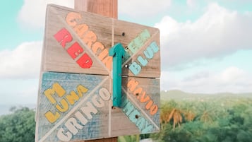 Un letrero de madera con flechas que indican diferentes destinos.
