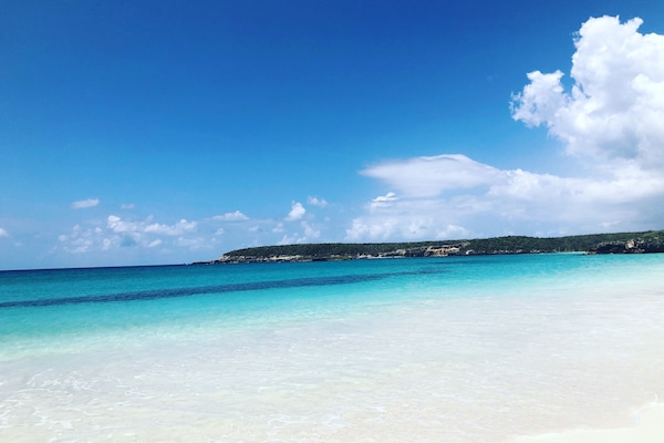 Beach nearby, white sand, beach towels