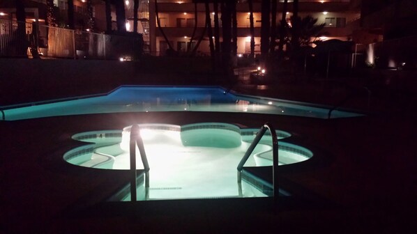 Outdoor spa tub - Modern Downtown Condo (Palm Springs)