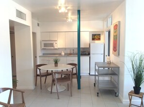 Condo, 2 chambres | Cuisine privée | Réfrigérateur, four à micro-ondes, lave-vaisselle, cafetière-théière