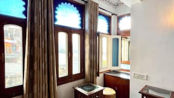Deluxe Room | Blackout drapes, soundproofing, internet, bed sheets
