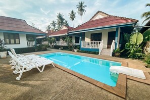 Outdoor pool, pool umbrellas, pool loungers - House No.2 Village (Krabi)