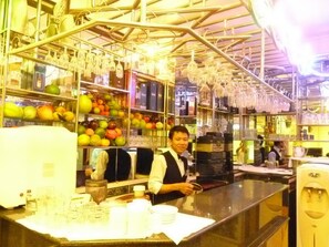 Bar (trong khuôn viên)