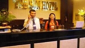 Tauleller de recepció a l'Hotel Sun amb un rellotge a dalt.