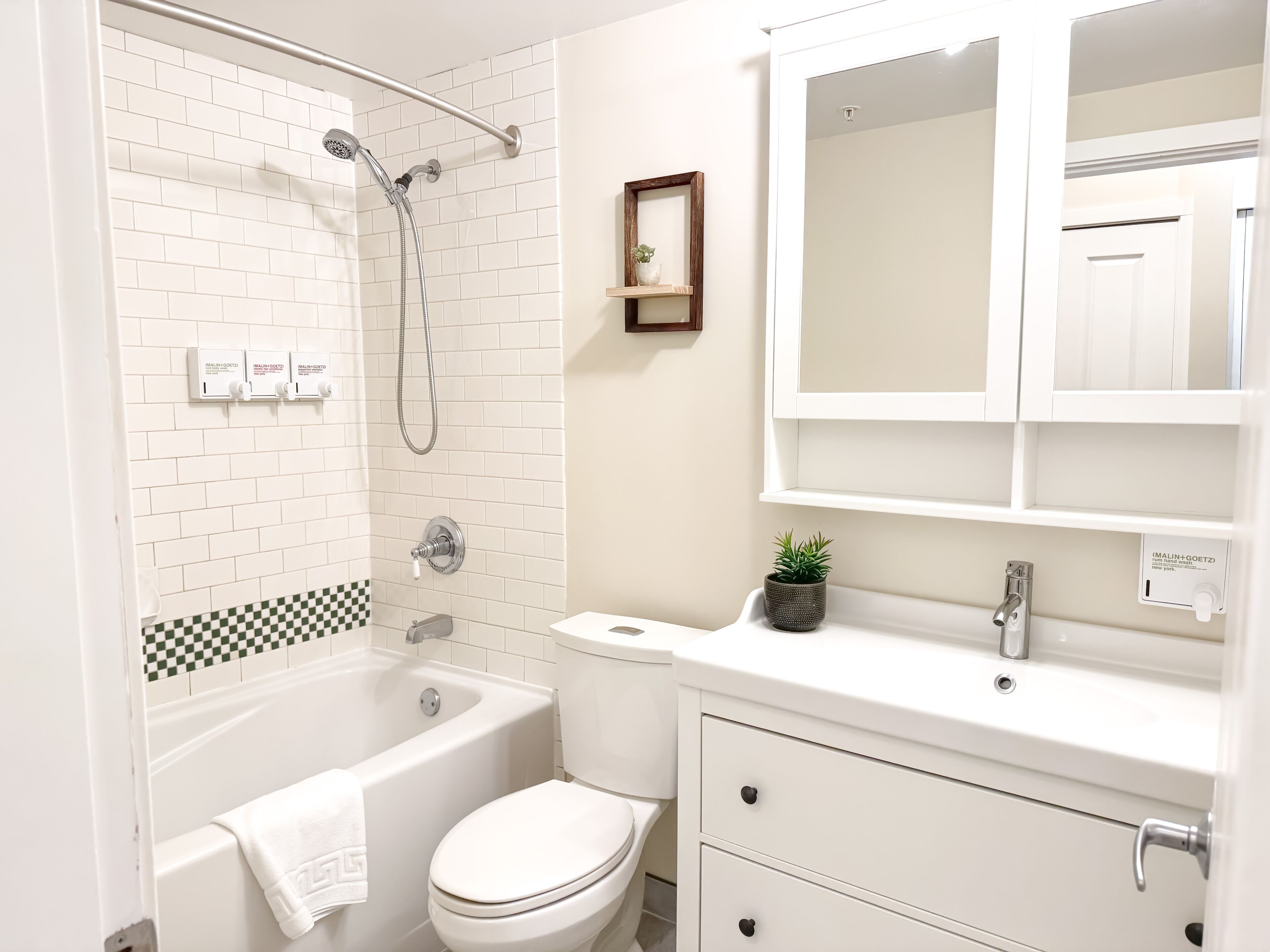 queen studio | bathroom | combined shower/bathtub, eco-friendly toiletries, hair dryer, towels
