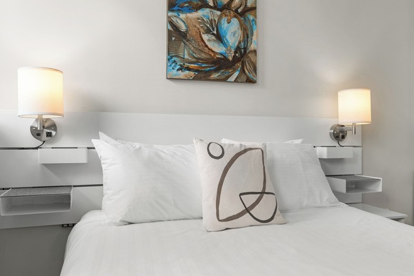 Studio Suite, 1 Tempat Tidur Queen, balkon | Seprai premium, selimut bulu angsa, dan meja kerja