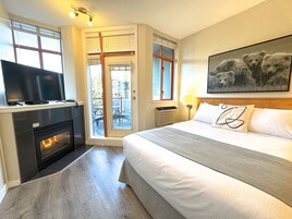 Suíte estúdio, 1 cama Queen, sacada | Roupas de cama premium, edredons de pluma, individualmente decorados