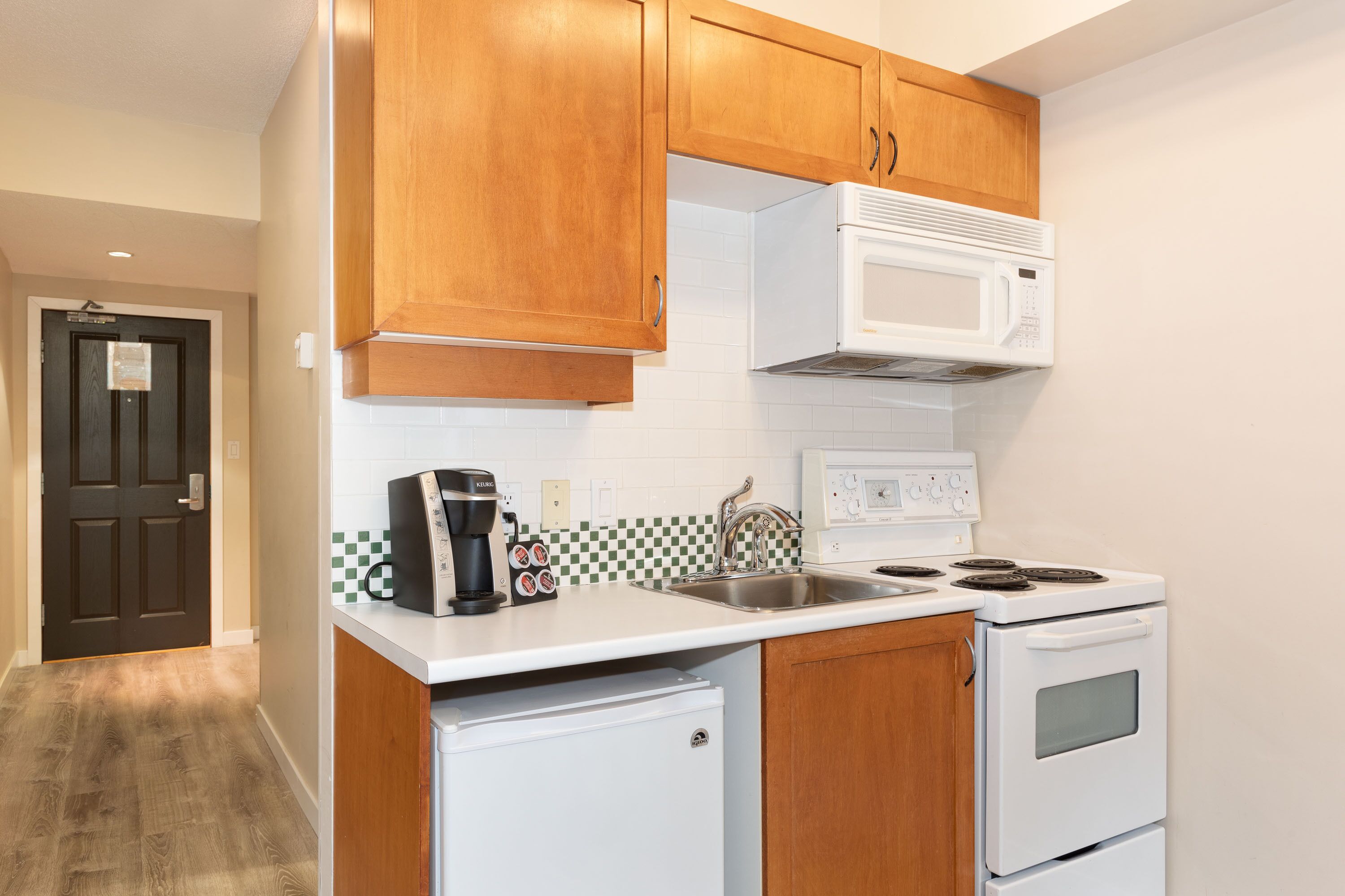 queen studio | private kitchen | fridge, microwave, oven, stovetop
