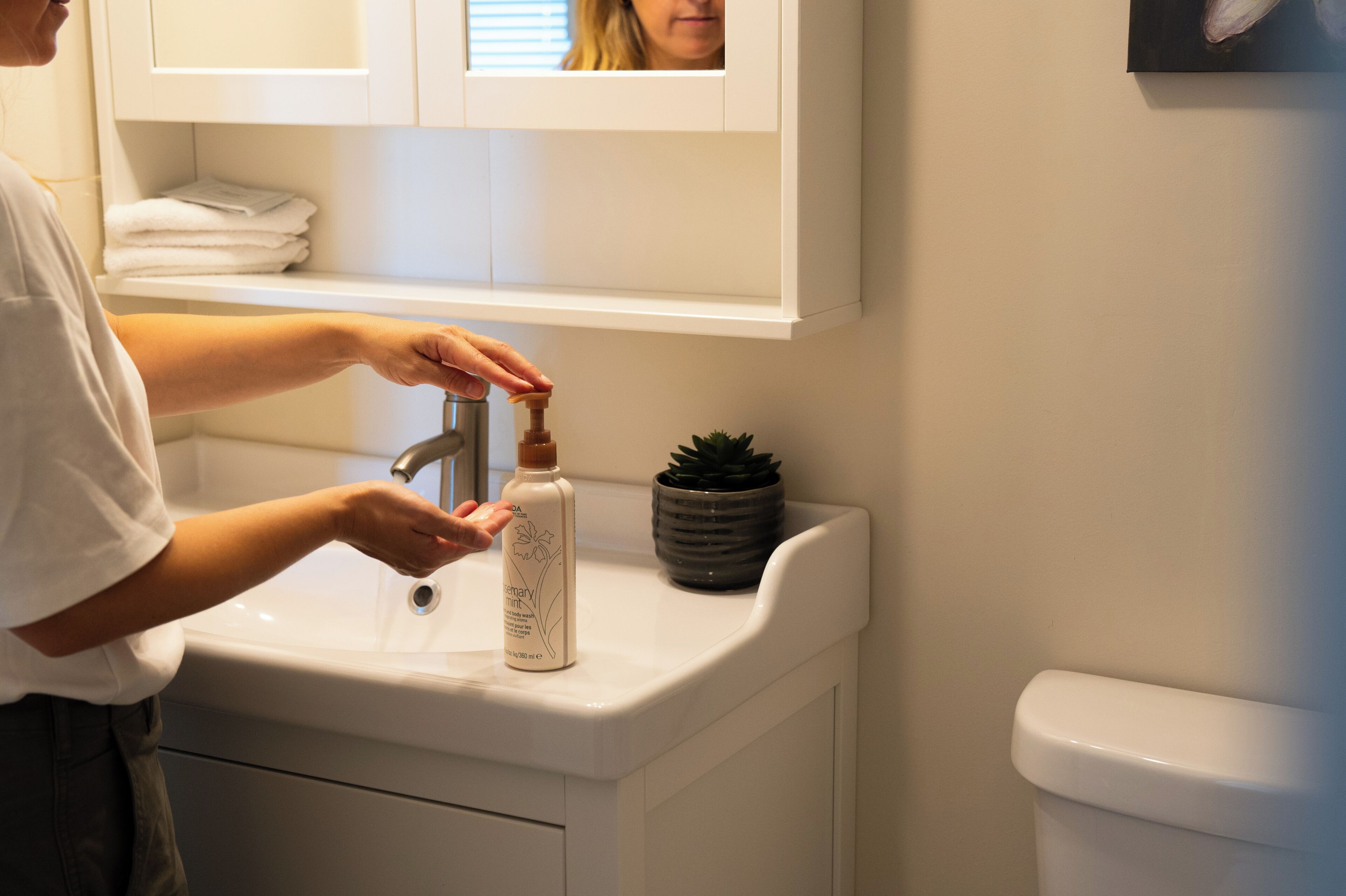 Bañera con ducha, artículos de tocador ecológicos, secador de pelo