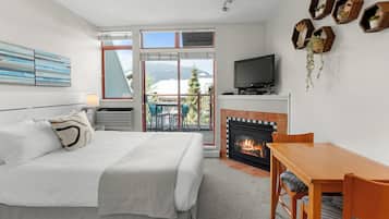 Queen Studio | Premium bedding, down duvets, individually decorated