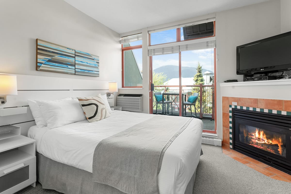 Queen Studio | Premium bedding, down comforters, individually decorated