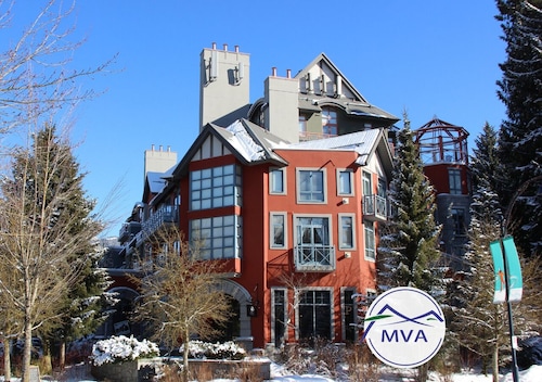 Alpenglow Lodge by MountainView