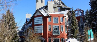 Alpenglow Lodge by MountainView