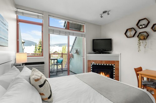 Alpenglow Lodge by MountainView