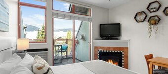 Alpenglow Lodge by MountainView