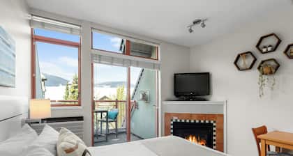 Alpenglow Lodge by MountainView