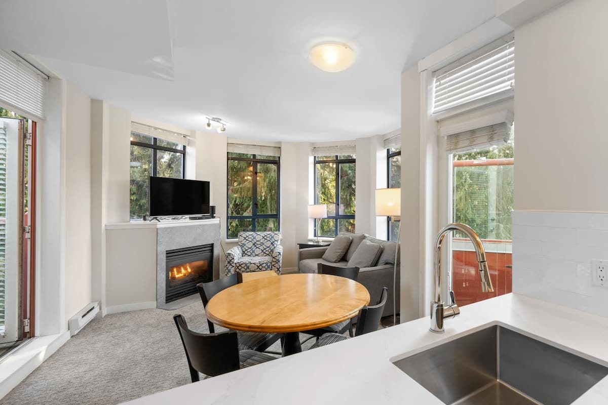 One Bedroom with Private Hot Tub | Living area | 50-cm flat-screen TV with cable channels, TV, fireplace