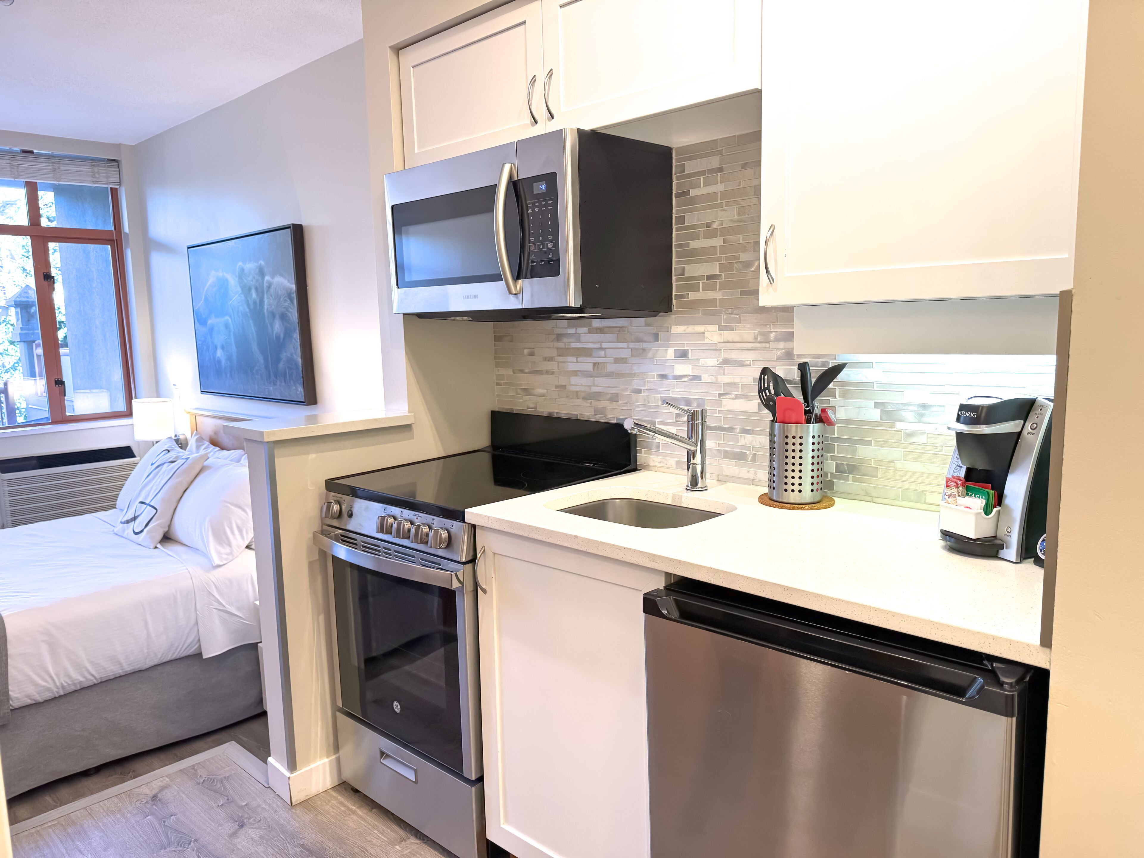 queen studio | private kitchen | fridge, microwave, oven, stovetop