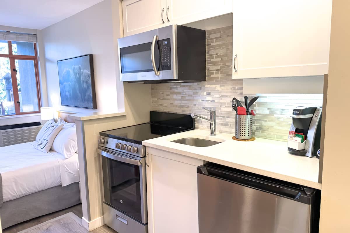 queen studio | private kitchen | fridge, microwave, oven, stovetop