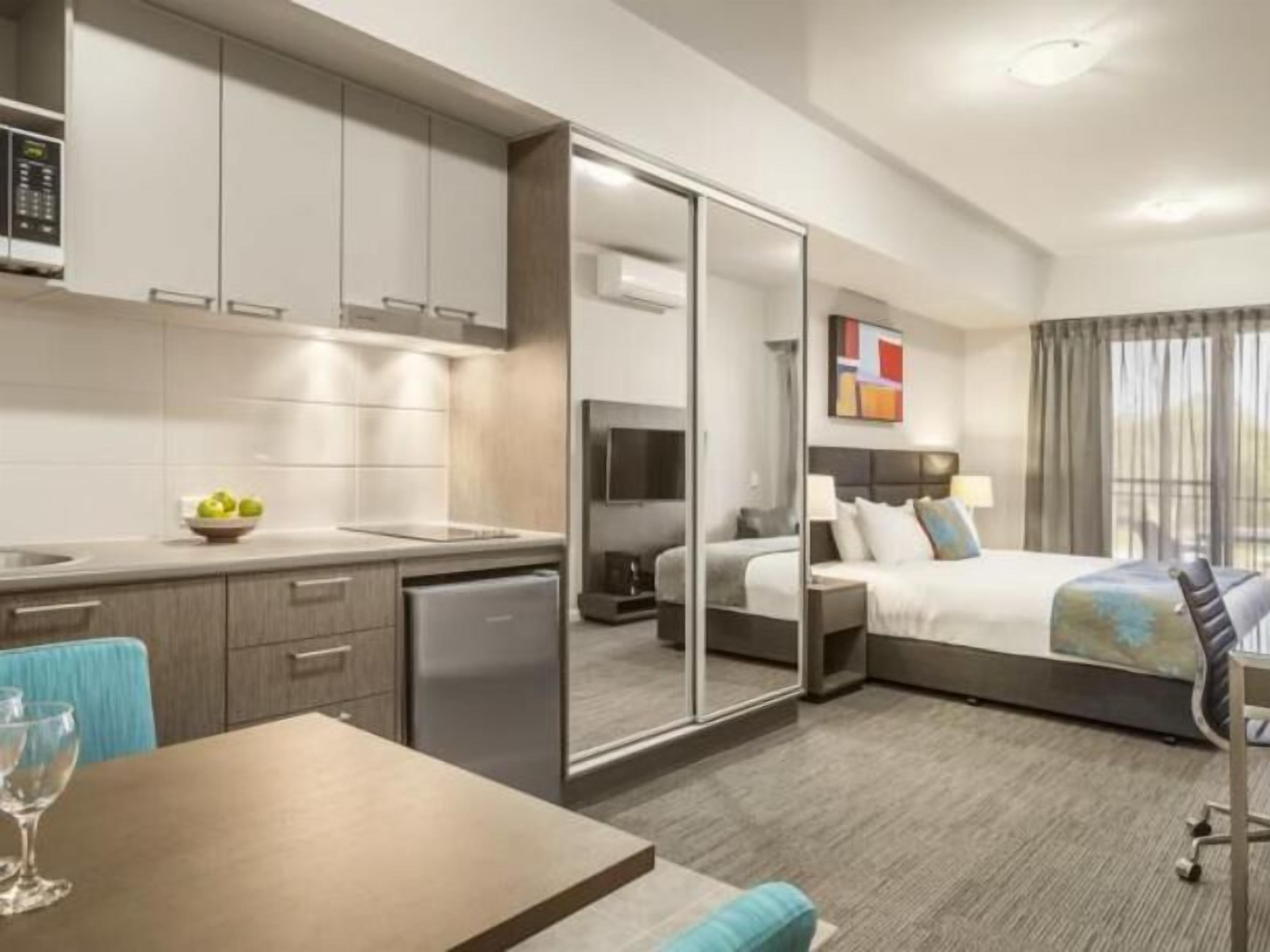 Caja fuerte, escritorio, espacio para trabajar con un portátil