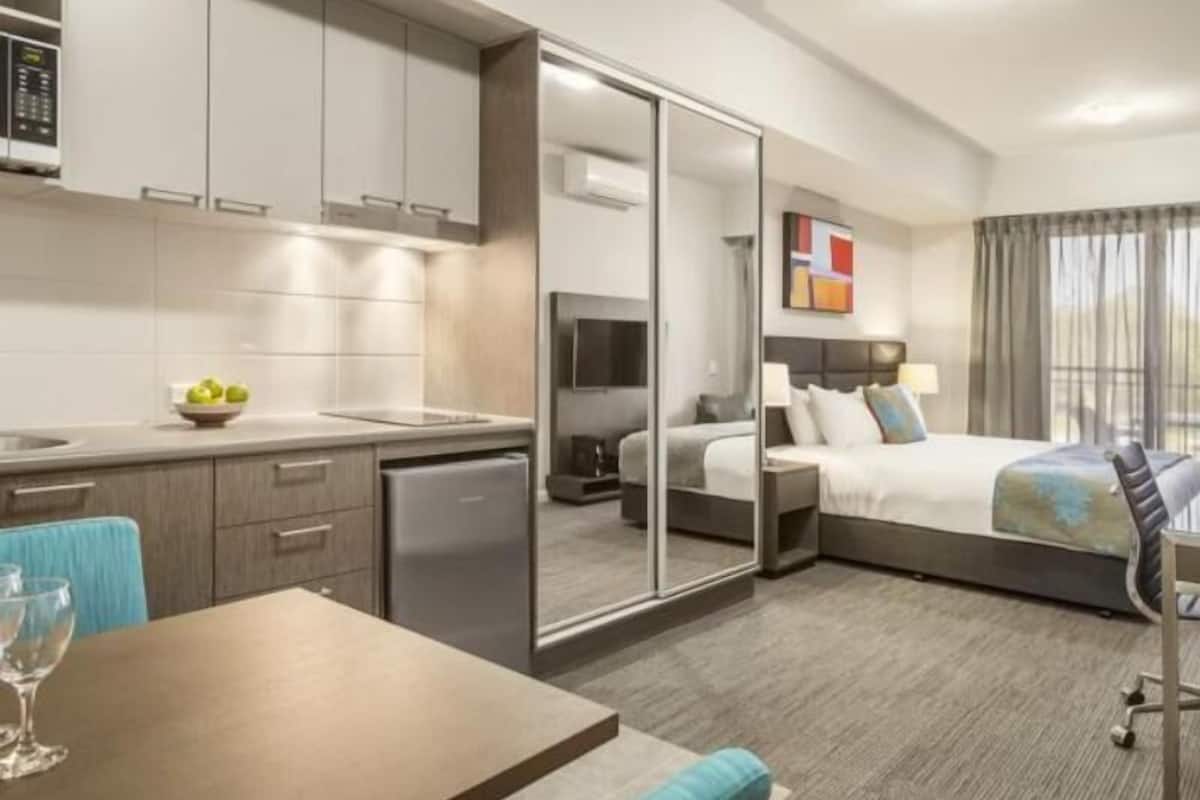 Caja de seguridad en la habitación y escritorio