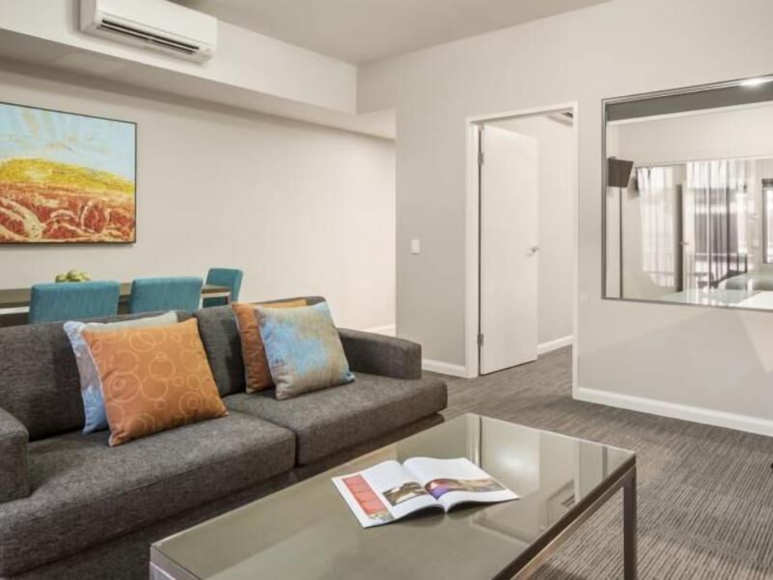 Zona de estar | Televisión LED de 42 pulgadas con canales por cable, una televisión