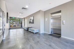 Lobby sitting area - Hudson Berrimah (Berrimah)