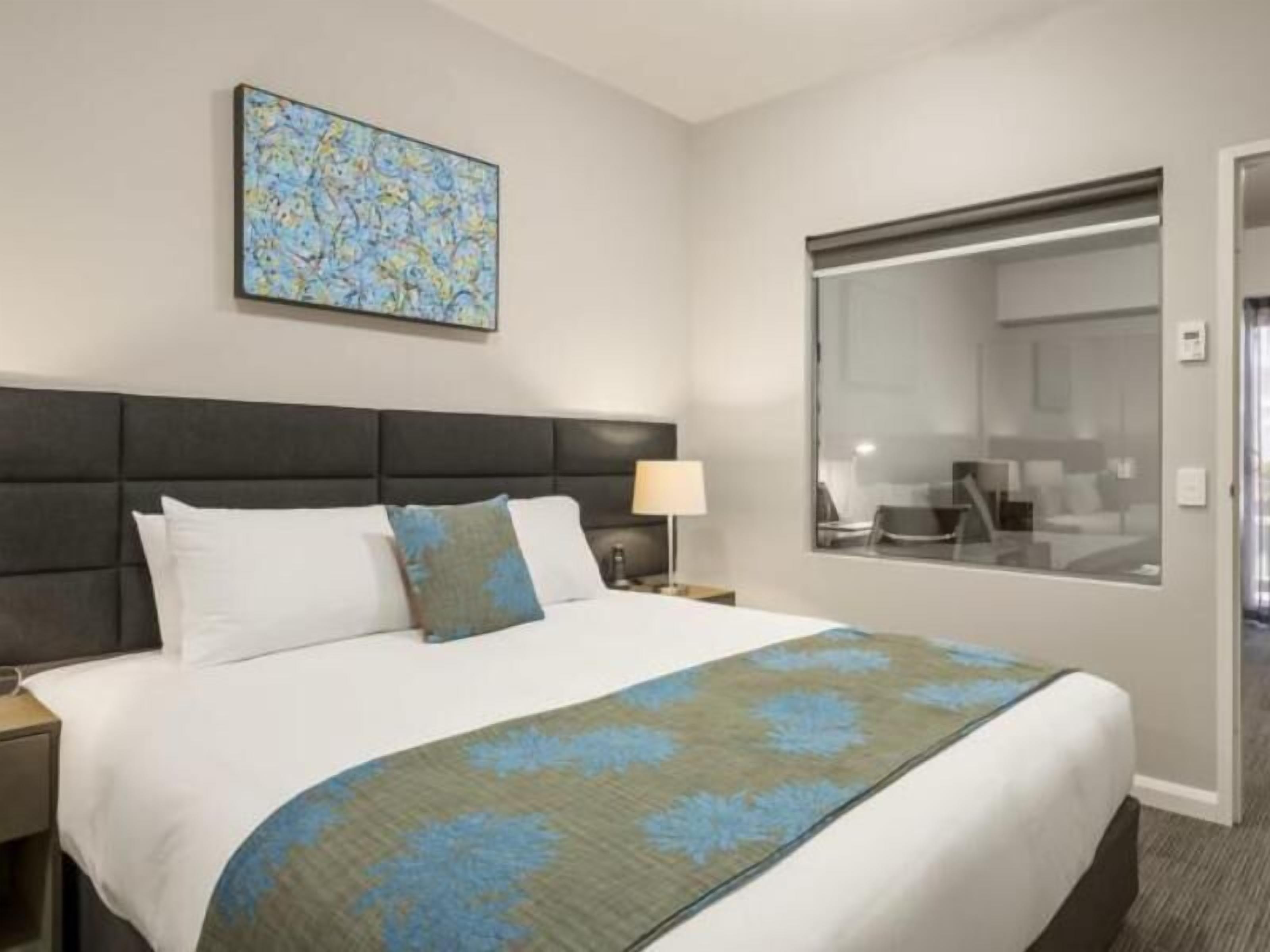 Caja fuerte, escritorio, espacio para trabajar con un portátil