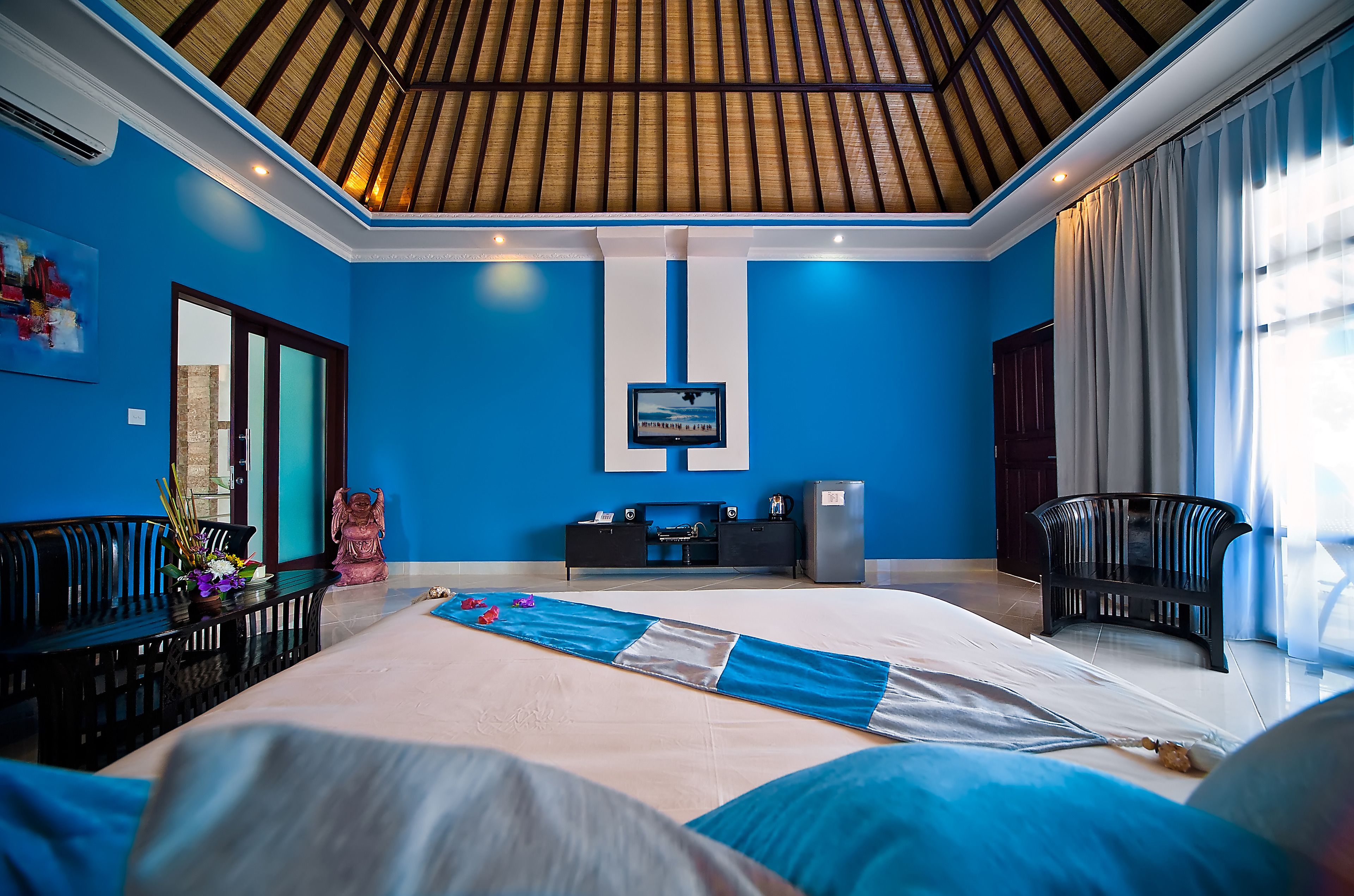 bungalow suite | living room | plasma tv, dvd player