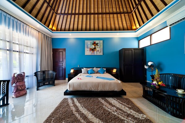 Minibar, skrivbord, mörkläggningsgardiner och extrasängar