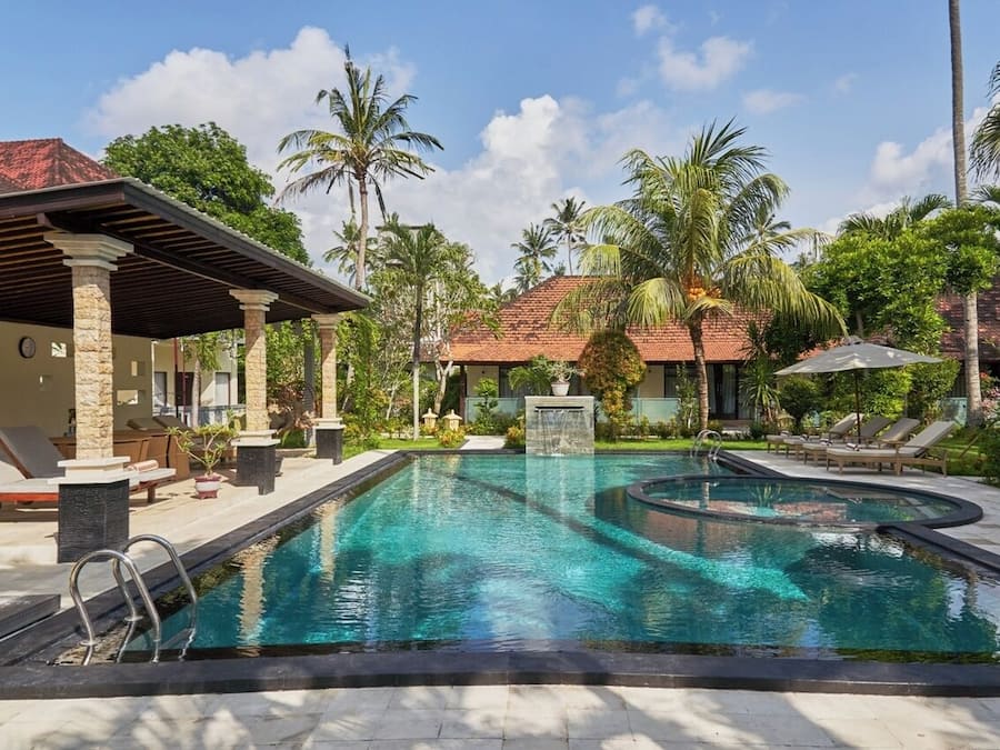 Piscina externa, espreguiçadeiras