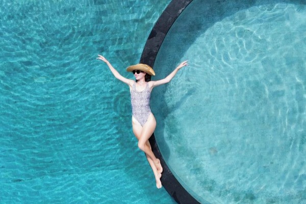 Outdoor pool, pool loungers