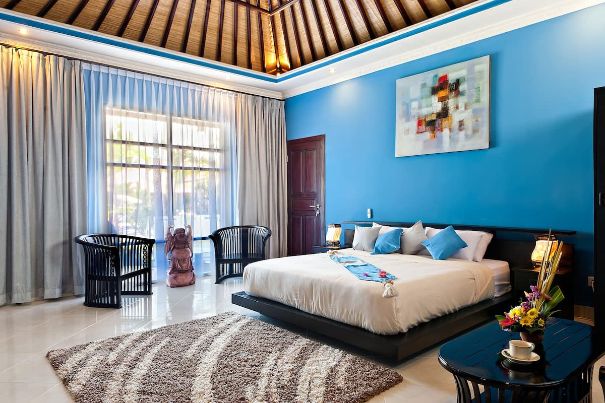 bungalow suite | living room | plasma tv, dvd player