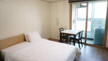 Standard Queen Room | Desk, iron/ironing board, free WiFi, bed sheets