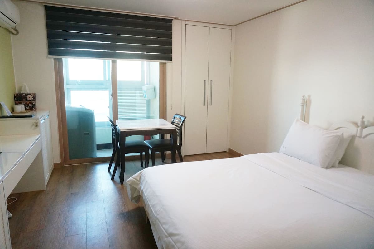 Standard Queen Room | Una scrivania, ferro/asse da stiro, Wi-Fi gratuito, lenzuola
