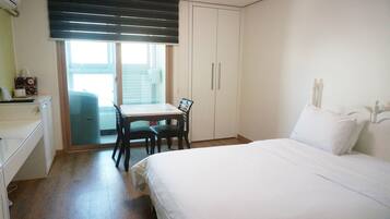 Standard Queen Room | Escritorio, tabla de planchar con plancha, wifi gratis y ropa de cama