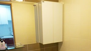Standard Queen Room | Phòng tắm | Buồng tắm vòi sen, đồ dùng nhà tắm miễn phí, máy sấy tóc, khăn tắm 
