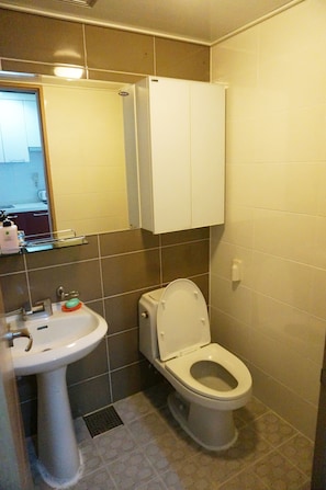 Standard Queen Room | ห้องน้ำ | ฝักบัว, ของใช้ในห้องน้ำฟรี, ไดร์เป่าผม, ผ้าเช็ดตัว