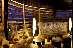 2 bars/lounges, poolside bar - The Singhasari Resort (Batu)