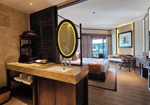 In-room safe, desk, iron/ironing board, free WiFi - The Singhasari Resort (Batu)