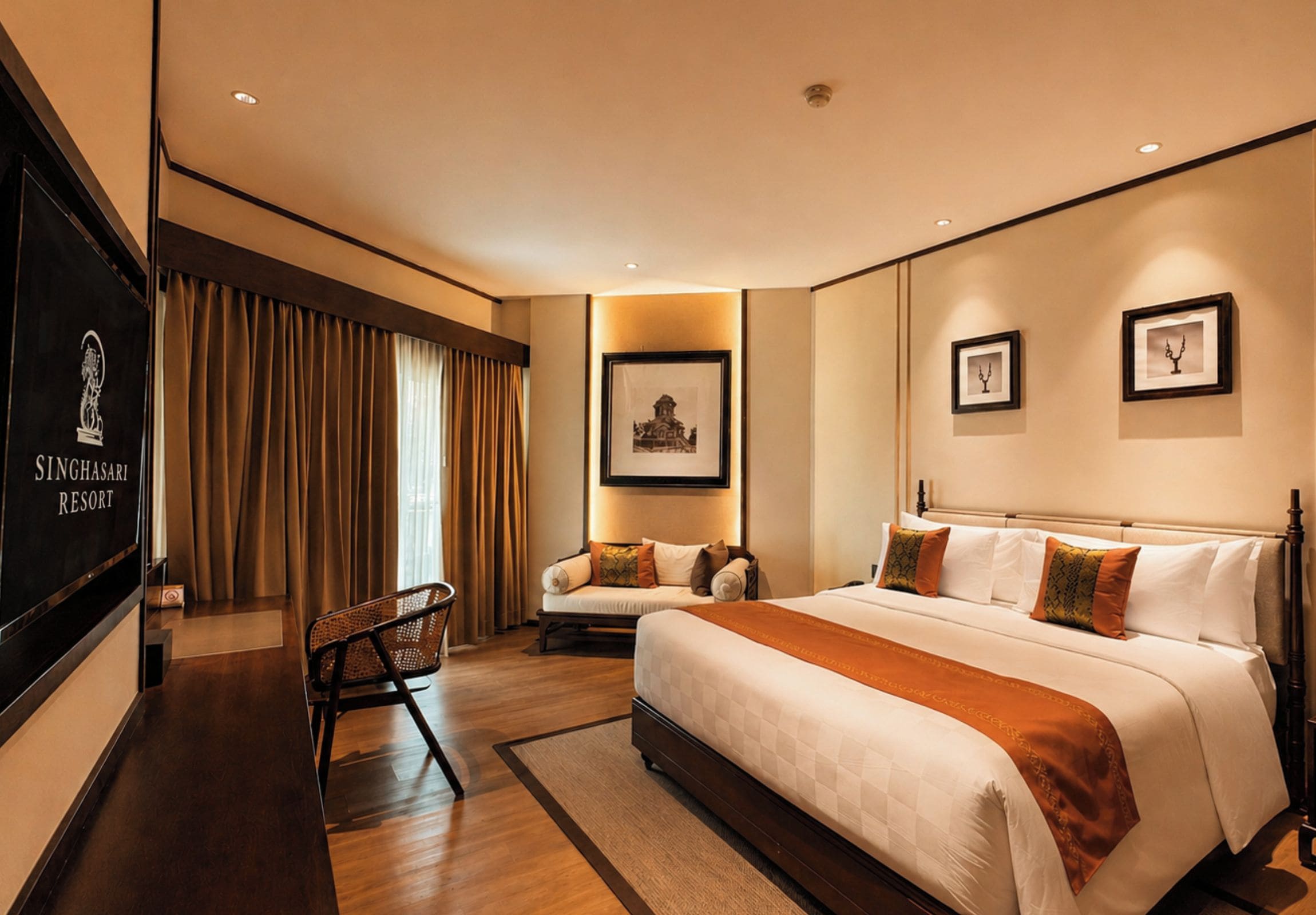 Une chambre d’hôtel avec un lit, une chaise, un bureau et un téléviseur.